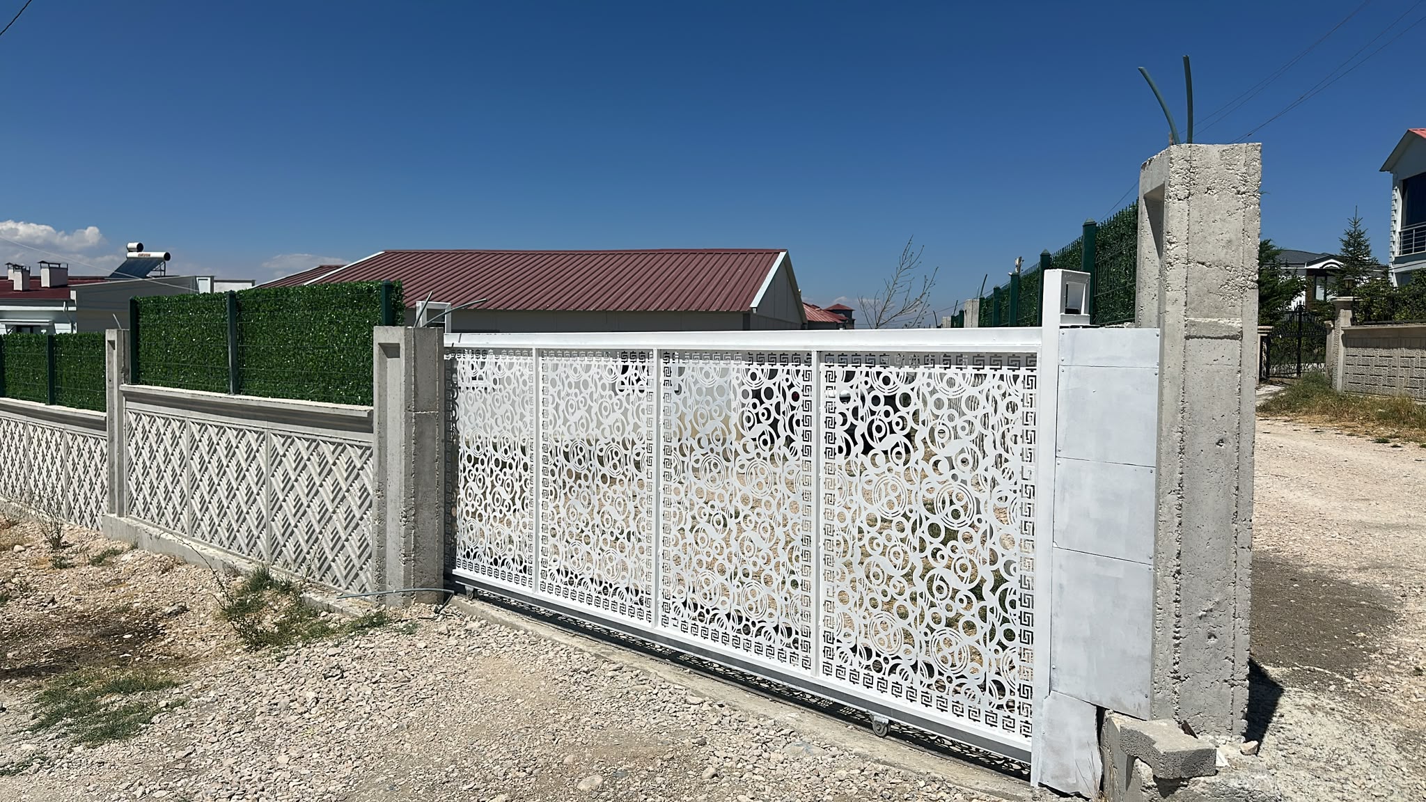 Beyaz desenli sürgülü bahçe kapısı