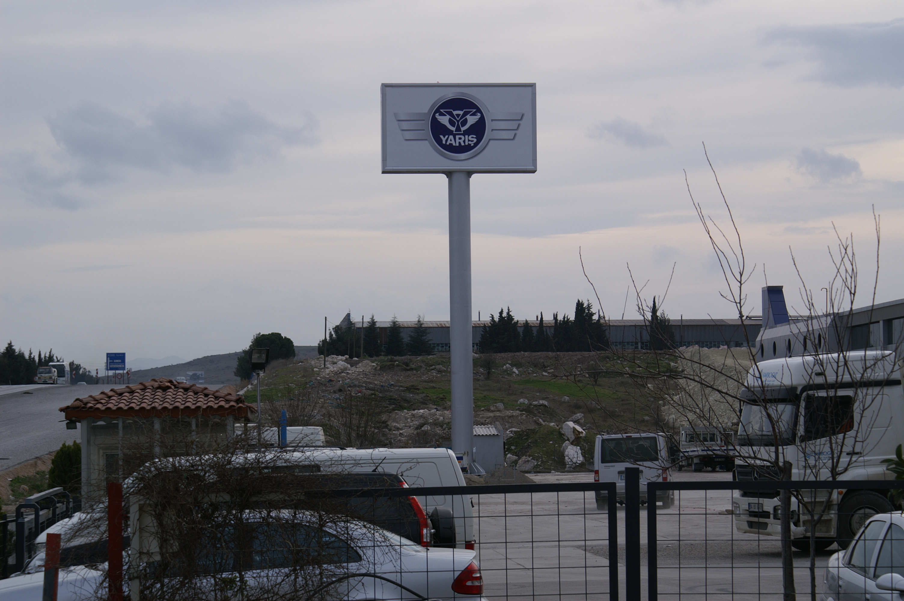 Yarış totem tabela